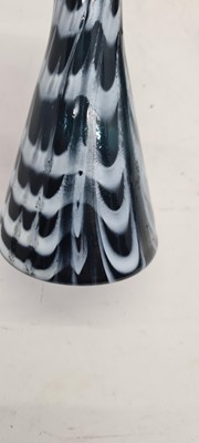 Lot 230 - A group of trailed glassware