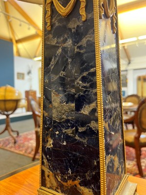 Lot 116 - A lapis lazuli table lamp