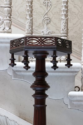 Lot 62 - ☘ A mahogany torchère