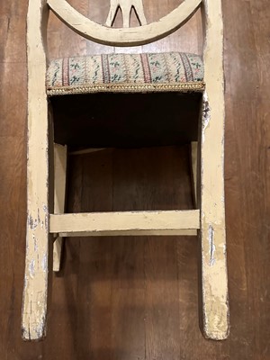 Lot 73 - ☘ A pair of Sheraton-style painted shield-back chairs