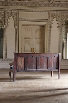 Lot 75 - A George III oak and mahogany crossbanded settle