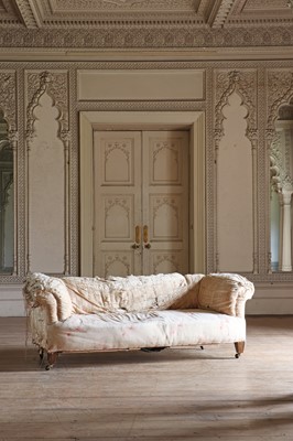Lot 59 - ☘ An upholstered chesterfield settee