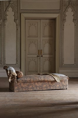 Lot 32 - ☘ An upholstered daybed
