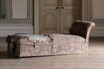 Lot 32 - ☘ An upholstered daybed