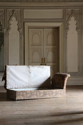 Lot 32 - ☘ An upholstered daybed