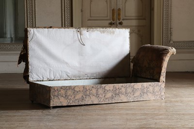 Lot 32 - ☘ An upholstered daybed