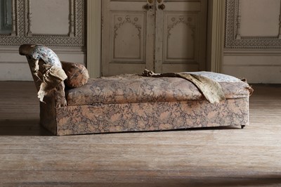 Lot 32 - ☘ An upholstered daybed