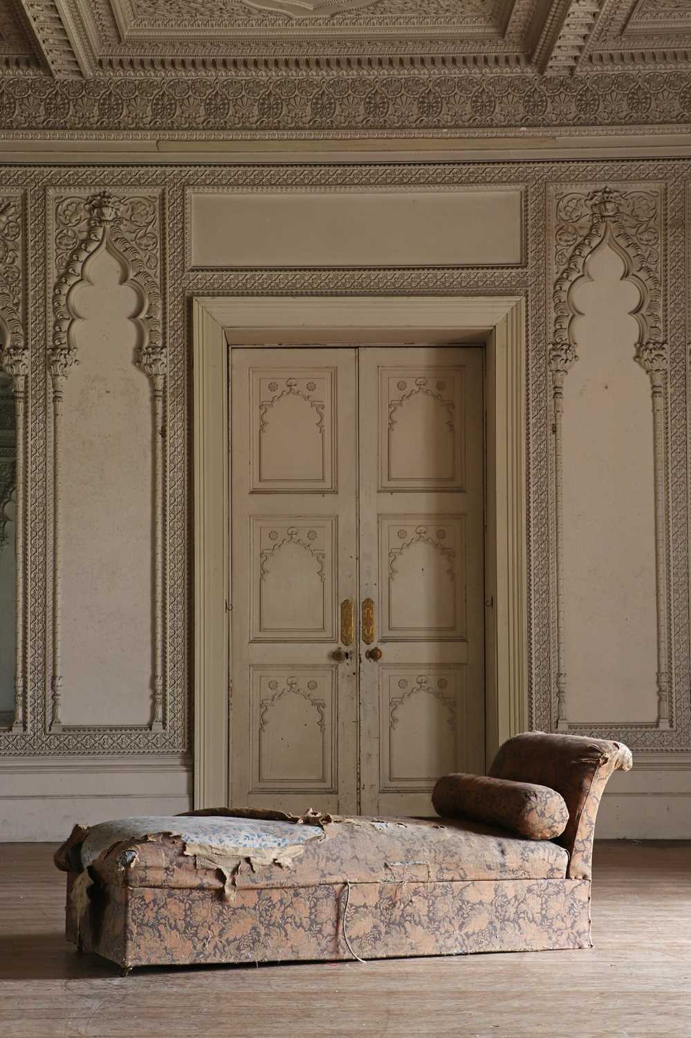 Lot 32 - ☘ An upholstered daybed