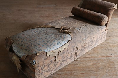 Lot 32 - ☘ An upholstered daybed