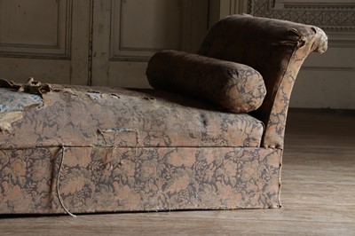 Lot 32 - ☘ An upholstered daybed