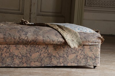 Lot 32 - ☘ An upholstered daybed