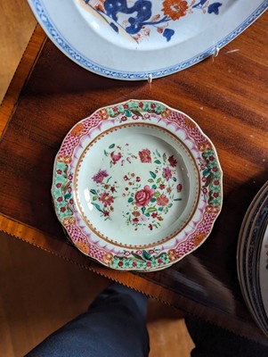 Lot 277 - ☘ An extensive famille rose dinner service
