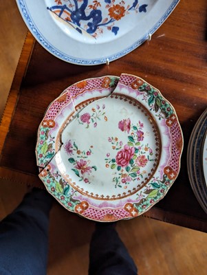 Lot 277 - ☘ An extensive famille rose dinner service