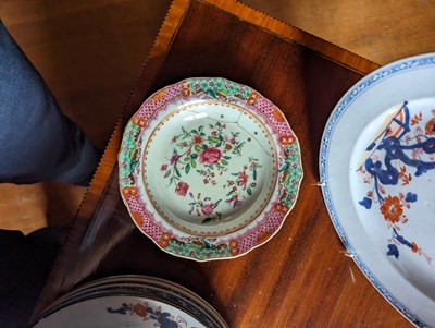 Lot 277 - ☘ An extensive famille rose dinner service