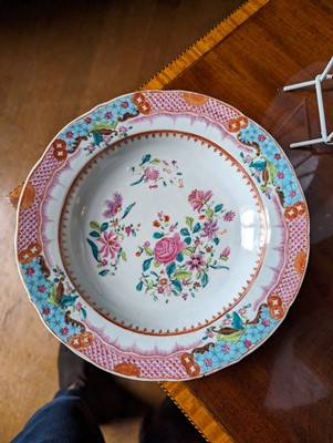 Lot 277 - ☘ An extensive famille rose dinner service