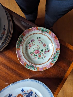 Lot 277 - ☘ An extensive famille rose dinner service