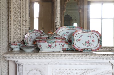 Lot 277 - ☘ An extensive famille rose dinner service