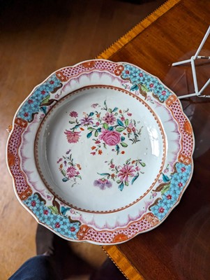 Lot 277 - ☘ An extensive famille rose dinner service