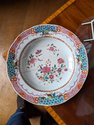 Lot 277 - ☘ An extensive famille rose dinner service