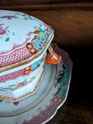 Lot 277 - ☘ An extensive famille rose dinner service