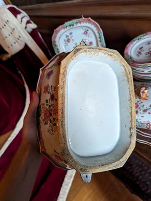 Lot 277 - ☘ An extensive famille rose dinner service