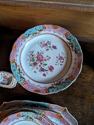 Lot 277 - ☘ An extensive famille rose dinner service