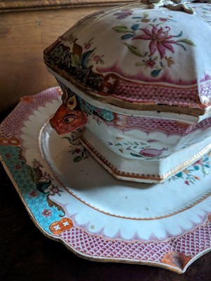 Lot 277 - ☘ An extensive famille rose dinner service