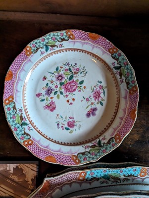 Lot 277 - ☘ An extensive famille rose dinner service