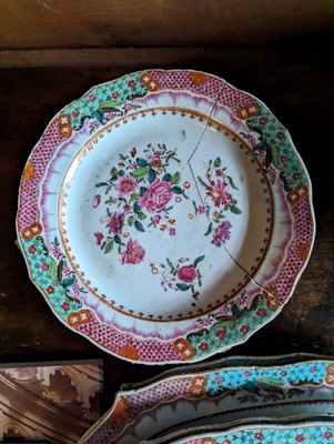 Lot 277 - ☘ An extensive famille rose dinner service