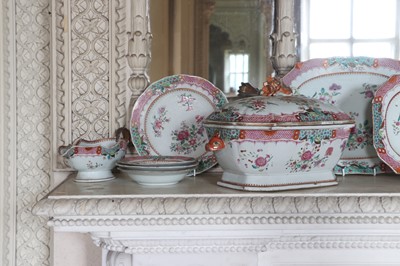 Lot 277 - ☘ An extensive famille rose dinner service