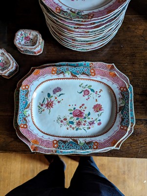 Lot 277 - ☘ An extensive famille rose dinner service