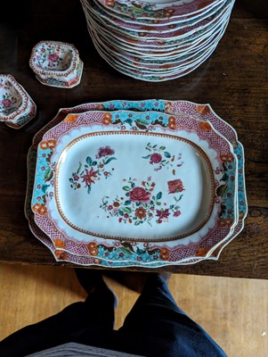Lot 277 - ☘ An extensive famille rose dinner service