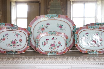 Lot 277 - ☘ An extensive famille rose dinner service
