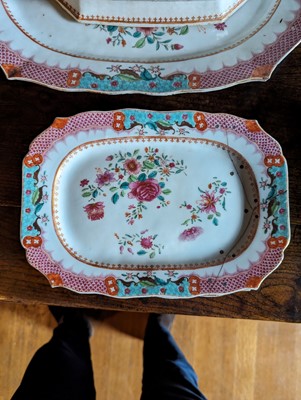 Lot 277 - ☘ An extensive famille rose dinner service
