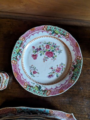 Lot 277 - ☘ An extensive famille rose dinner service