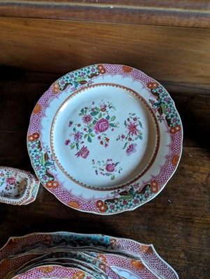 Lot 277 - ☘ An extensive famille rose dinner service