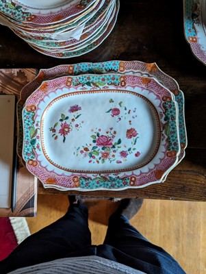 Lot 277 - ☘ An extensive famille rose dinner service