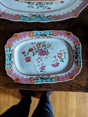 Lot 277 - ☘ An extensive famille rose dinner service