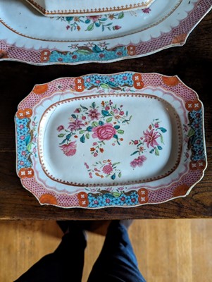 Lot 277 - ☘ An extensive famille rose dinner service