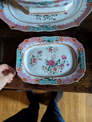 Lot 277 - ☘ An extensive famille rose dinner service