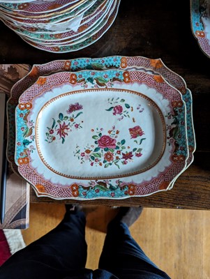 Lot 277 - ☘ An extensive famille rose dinner service
