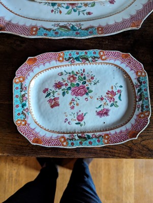 Lot 277 - ☘ An extensive famille rose dinner service