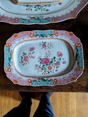 Lot 277 - ☘ An extensive famille rose dinner service