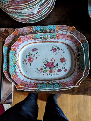 Lot 277 - ☘ An extensive famille rose dinner service