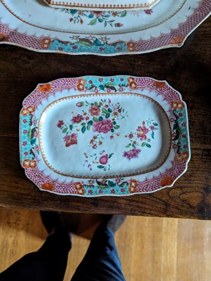 Lot 277 - ☘ An extensive famille rose dinner service