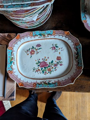 Lot 277 - ☘ An extensive famille rose dinner service