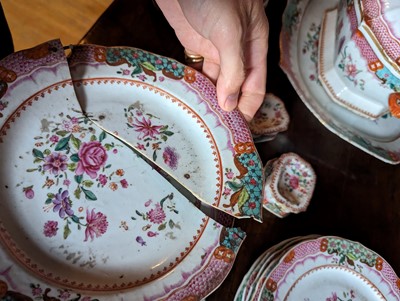 Lot 277 - ☘ An extensive famille rose dinner service