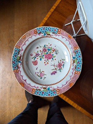 Lot 277 - ☘ An extensive famille rose dinner service