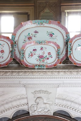 Lot 277 - ☘ An extensive famille rose dinner service