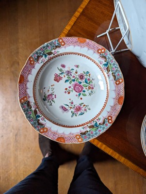 Lot 277 - ☘ An extensive famille rose dinner service